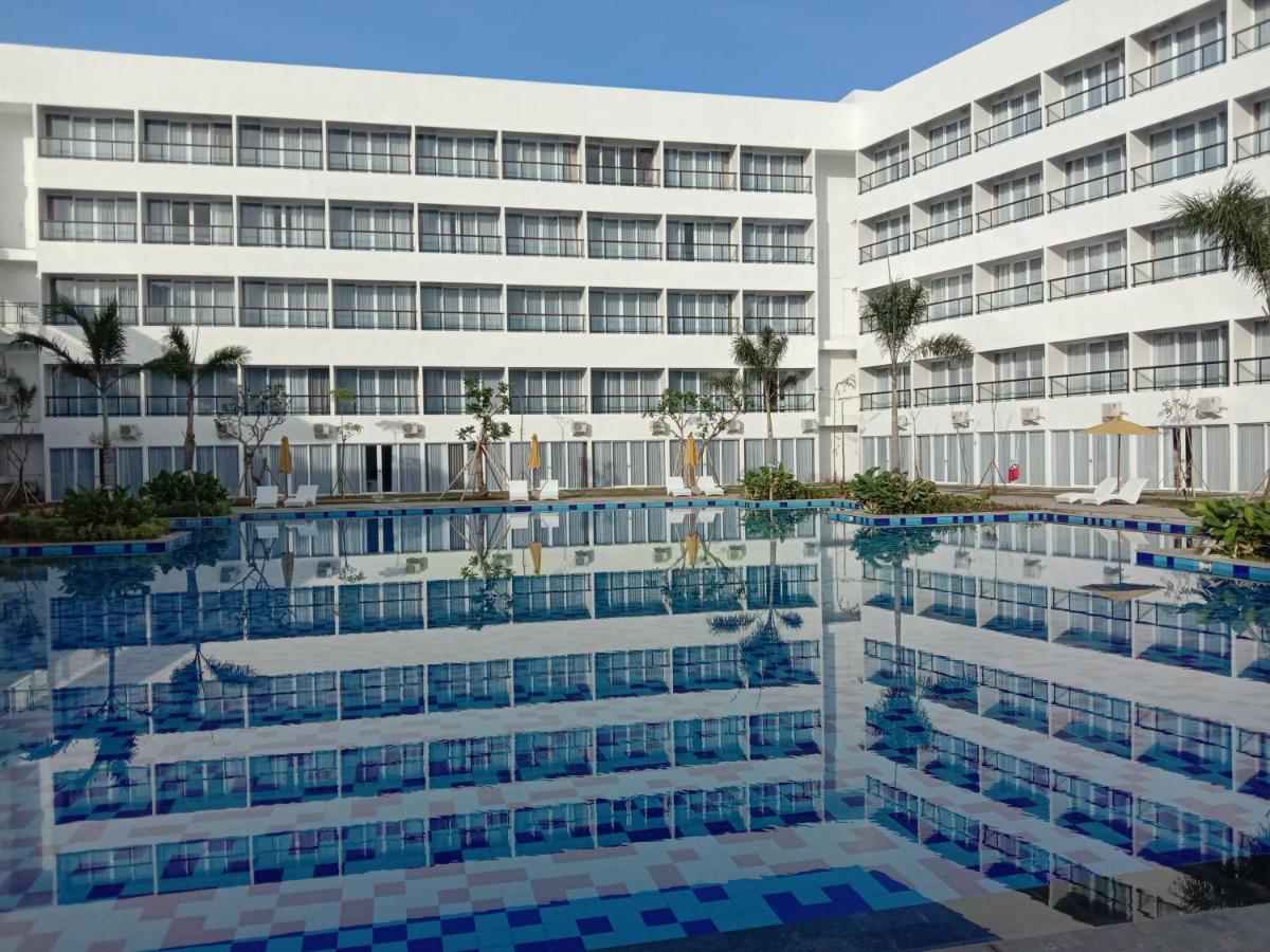 Raja Hotel Kuta Mandalika Resort & Convention Экстерьер фото