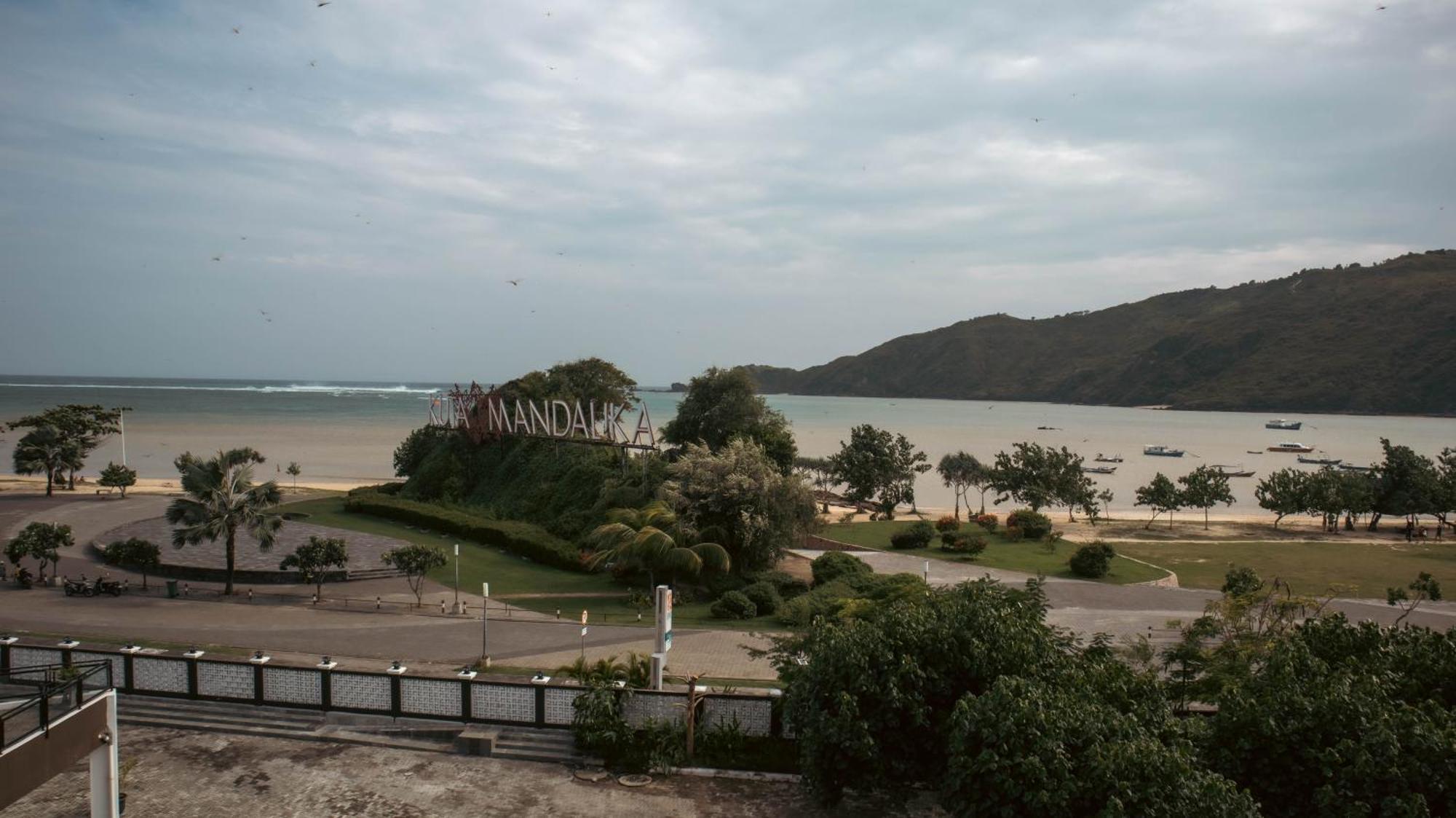 Raja Hotel Kuta Mandalika Resort & Convention Экстерьер фото