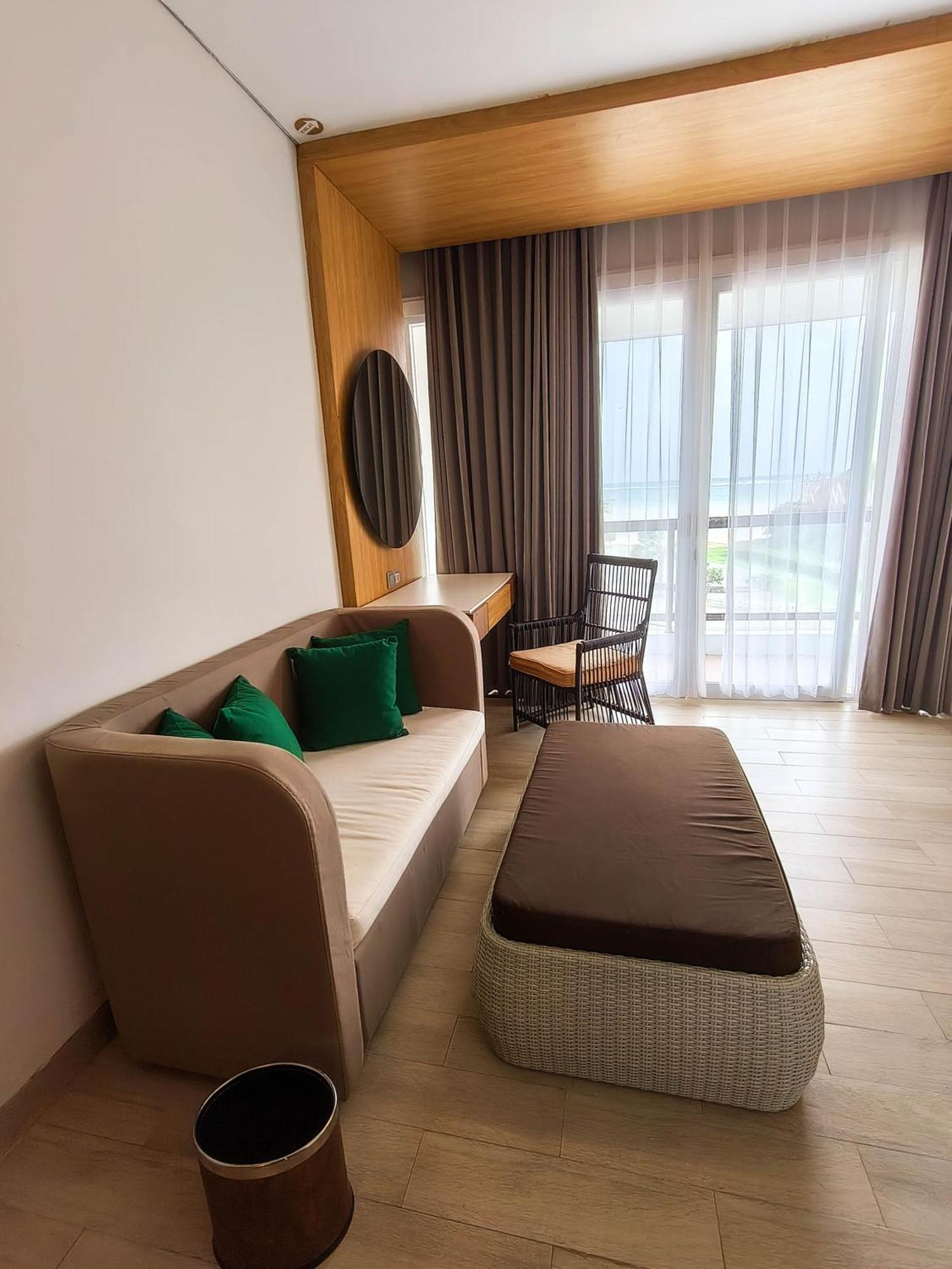 Raja Hotel Kuta Mandalika Resort & Convention Экстерьер фото