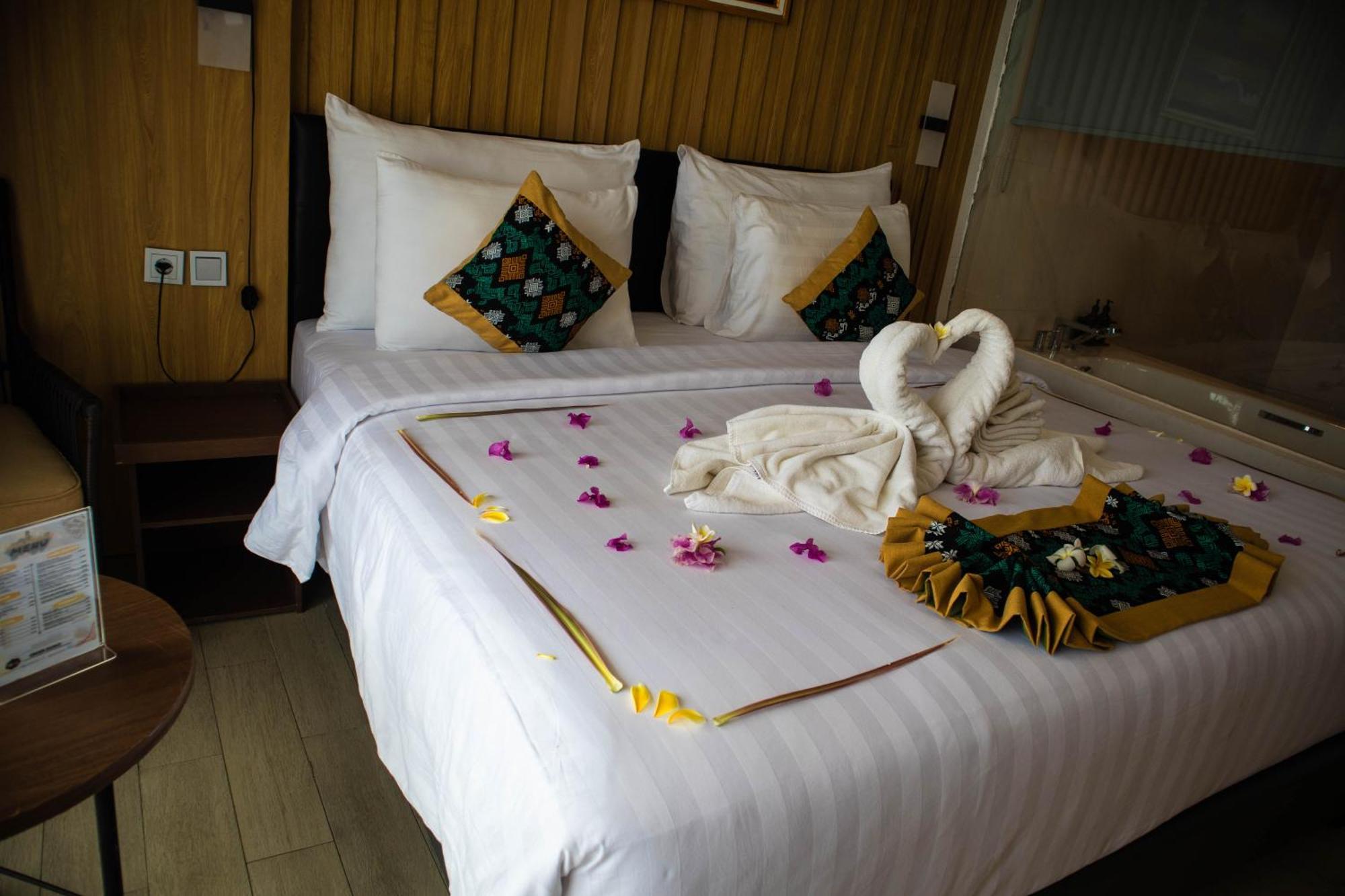 Raja Hotel Kuta Mandalika Resort & Convention Экстерьер фото