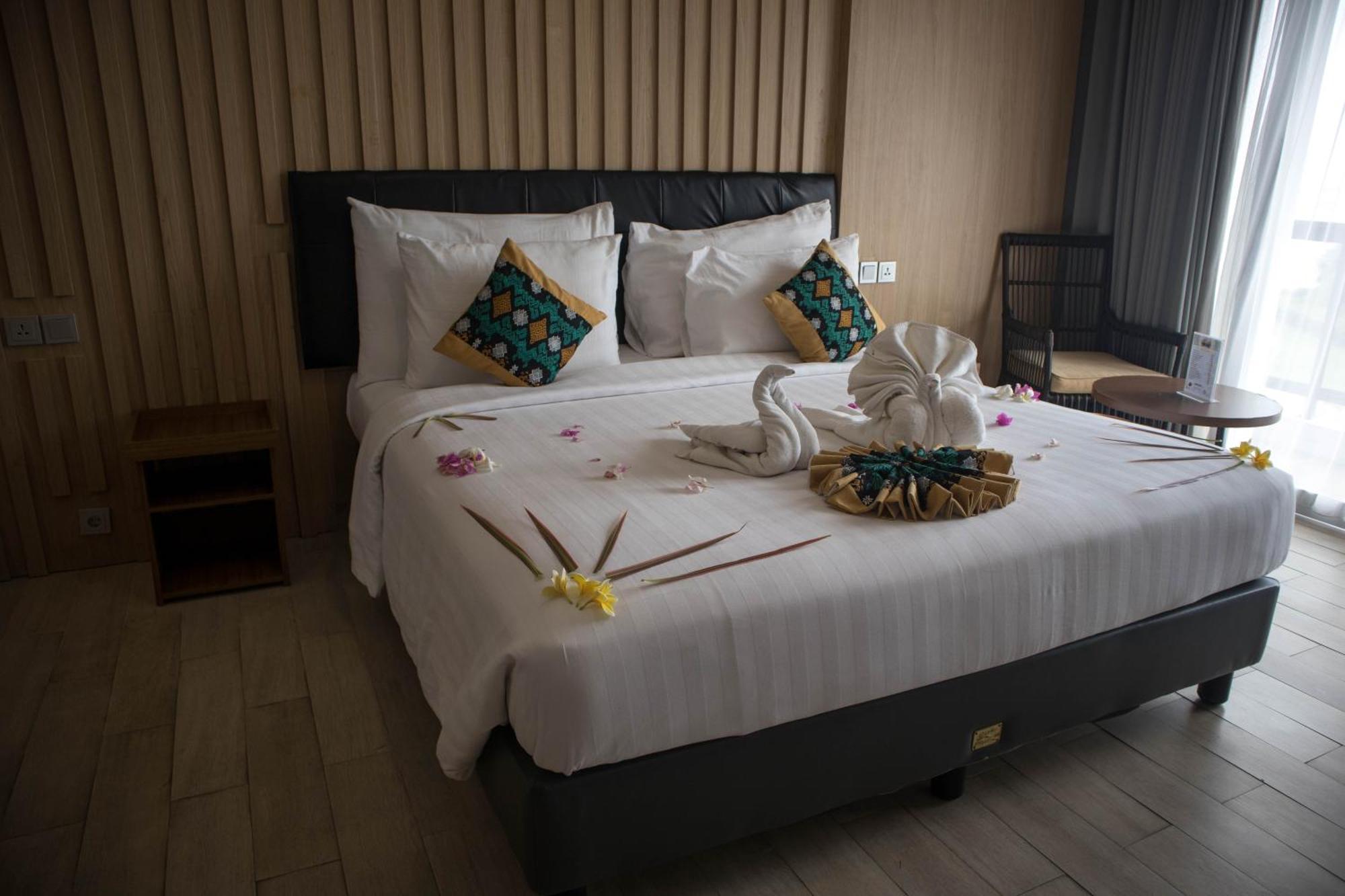 Raja Hotel Kuta Mandalika Resort & Convention Экстерьер фото