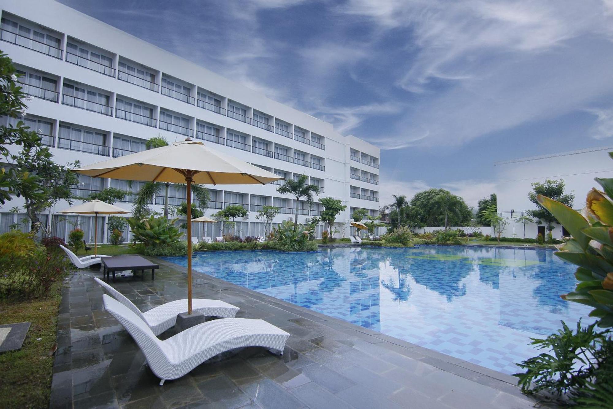 Raja Hotel Kuta Mandalika Resort & Convention Экстерьер фото